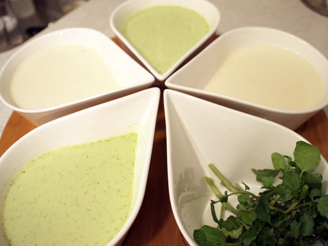 ビシソワーズ（白いの）とワカモレ風冷たいスープ（緑の）。右下はクレソン。ちぎって浮かべる。