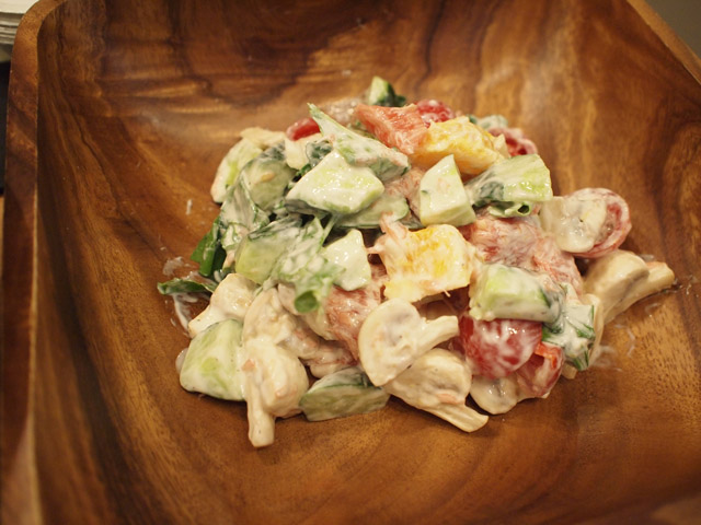 サラダ。マッシュルーム、オレンジ、ピンクグレープフルーツ、ルッコラなど。水切りしたヨーグルトと塩コショウに白ワインビネガーのドレッシングで。