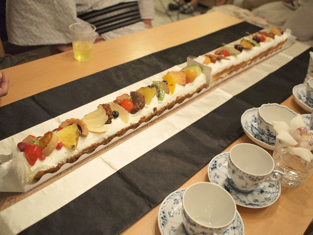 じゃーん。小金井街道という名のロールケーキ。なっがい。