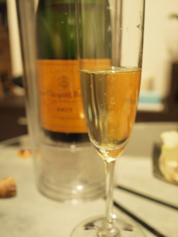 グラスに注いで落ち着いた様子。