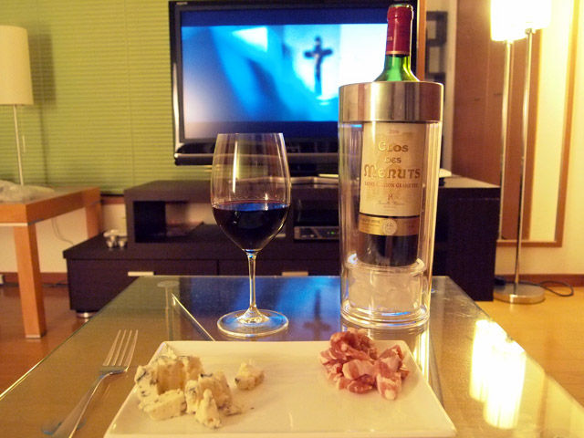 一人の夜の映画とワイン。