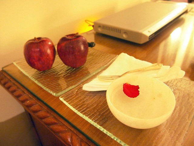 ウェルカムフルーツ。ハンドボウルには薔薇の花びら。