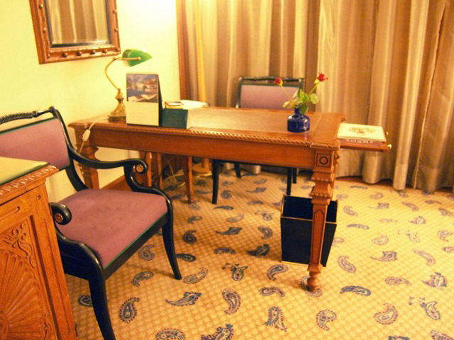 天板が革張りのライティングビューロー。