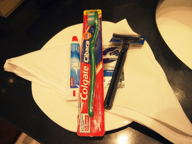 足りないアメニティーを頼むと、白い布ナプキンを置いた皿に乗せて持ってくる。