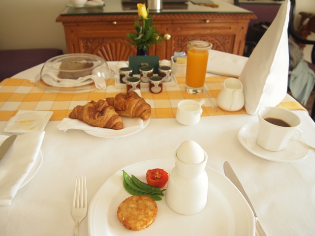 翌朝はルームサービスで朝食。