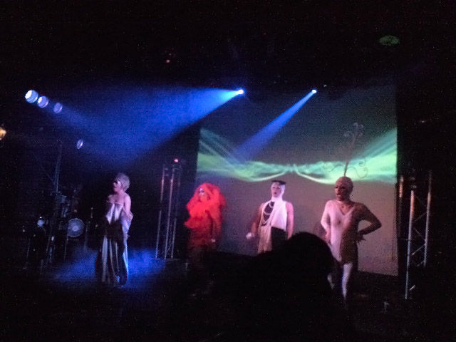 左から2人目がピグモンに似てる。