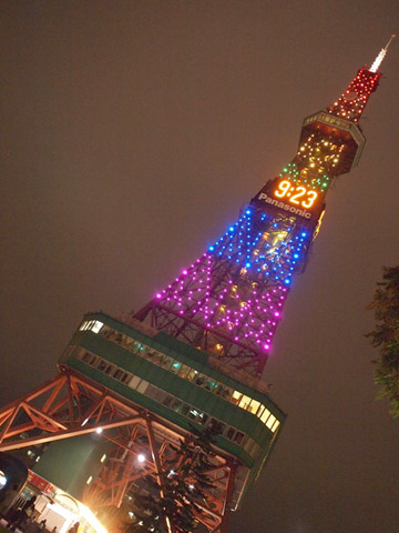 夜にはレインボーマーチ開催を記念して札幌テレビ塔が6色レインボーの特別照明に！