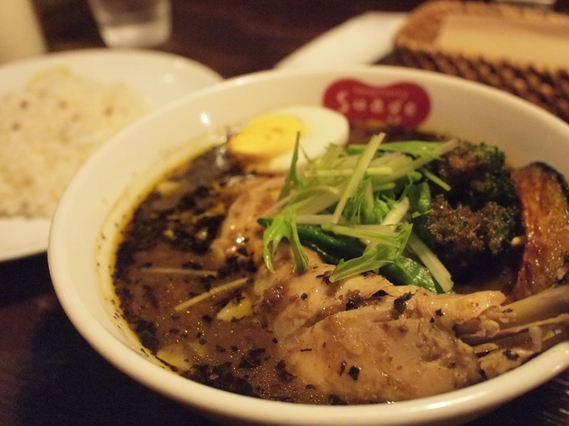 チョイスは煮込みチキンのスープカレー。