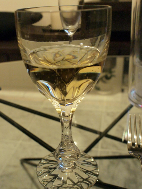 敢えて白ワイン用のグラスでも飲んでみた。グラスのメーカー名はあんまり言うとイヤラシイので言わない。（笑）