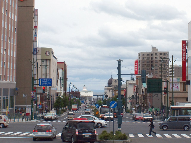 小樽駅を降りて通りを臨む。