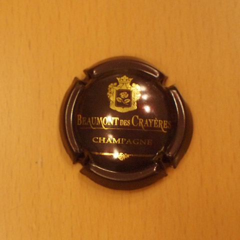 ミュズレにはバラの花がモチーフにあしらわれている。（写真はないがボトルのラベルにも）