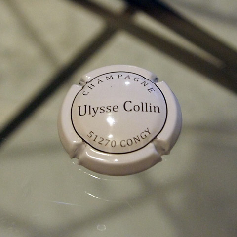 モダンなラベルと同様、ミュズレも洗練された印象で、白。