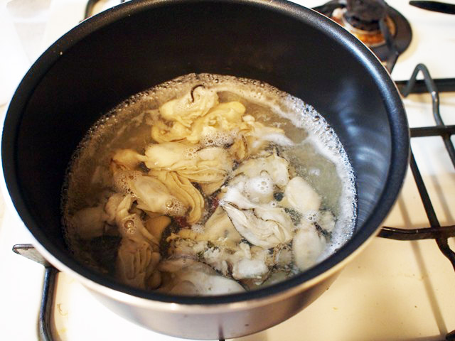 牡蠣を白ワインでさっと茹でる。白ワインは高いものじゃなくてOK。