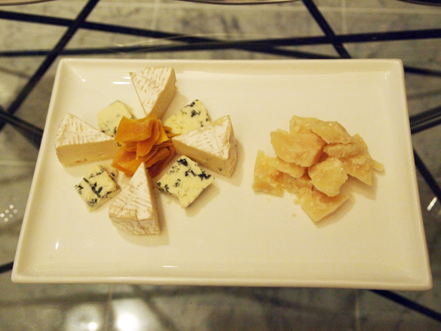 あまり喧嘩しないように、穏やかな種類のチーズとドライフルーツを用意。