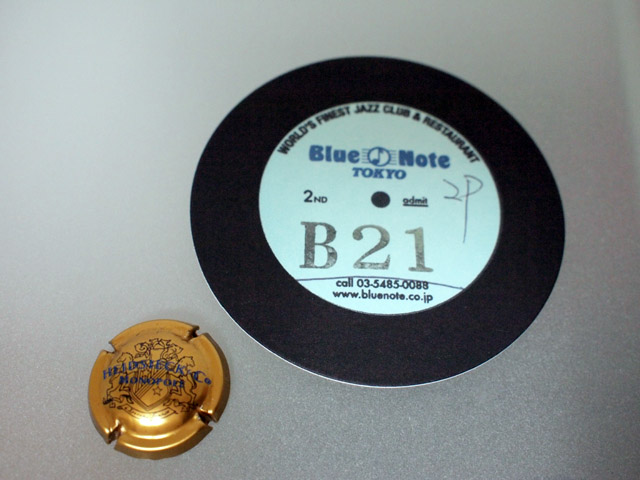 Heidsieck & Co. Monopole Blue Top Brutのミュズレ－とシートを示すBlue Note東京の番号札。