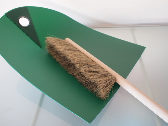 天然木に毛のブラシ。