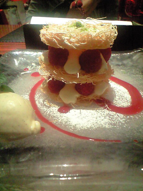 「天使の髪の毛」をパイに見立てた木苺のミルフィーユ。