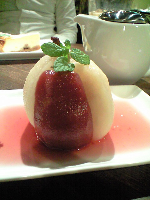 赤い所が洋梨。互い違いに組み合わせられて出てくる。