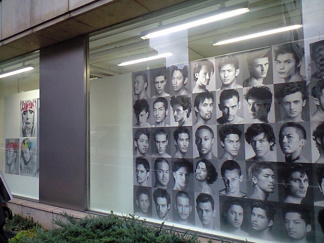 ギャラリーの道路側にある窓の展示。