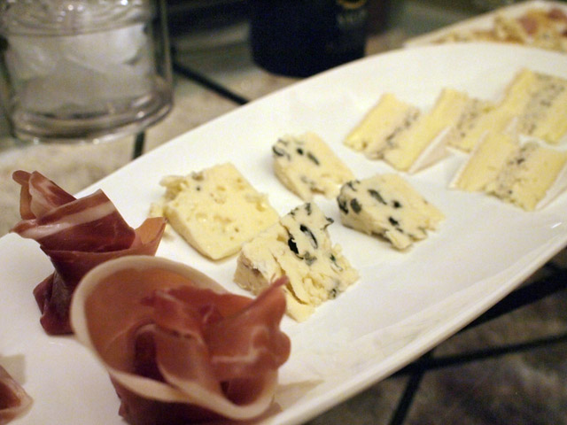左の皿。左からプロシュート（パルマハム）、ロックフォール・パピヨン、トリュフブリー。