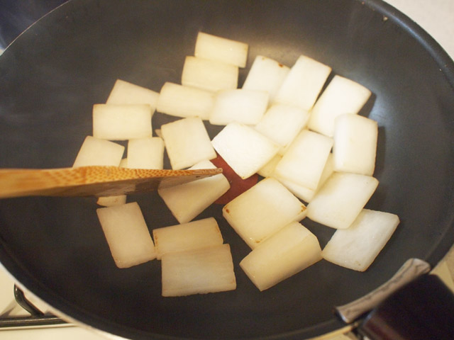 すぐに煮込み始めないで、炒めてから煮込むのがおいしさのコツ。