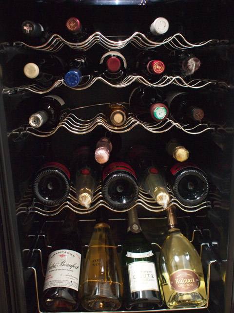 下2段がシャンパーニュ、上3段がスティルワイン。シャンパーニュボトルは太いから格納に工夫が必要。