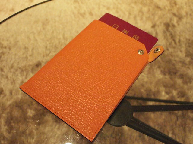 革製のパスポートケース。