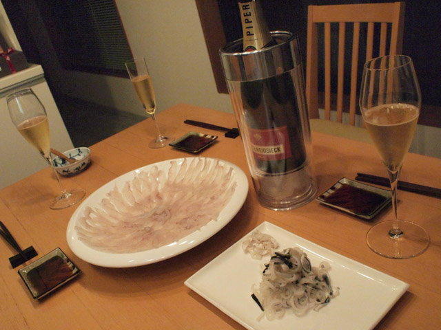 まずはふぐ刺しと皮の湯引きで。