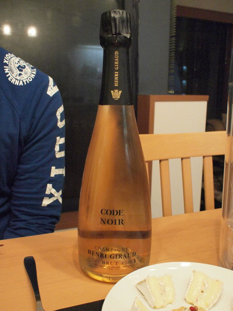 モダンなデザインのボトル。