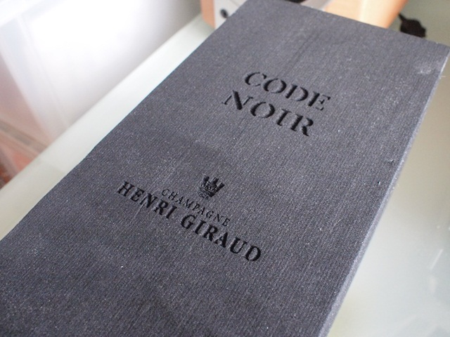 ケースもモダンな黒のウレタン製。