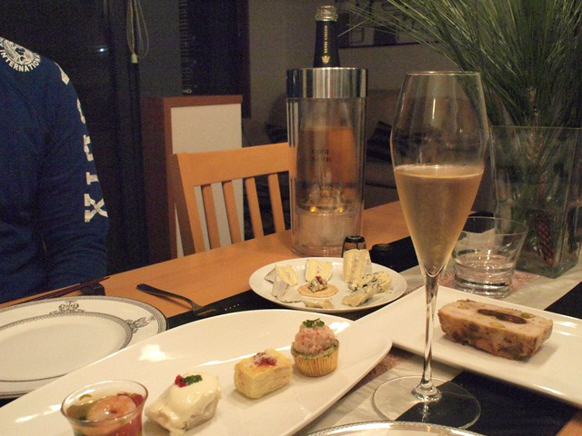 Code Noirの前に置いてあるのがクラッハーのカナッペがあるチーズの皿。