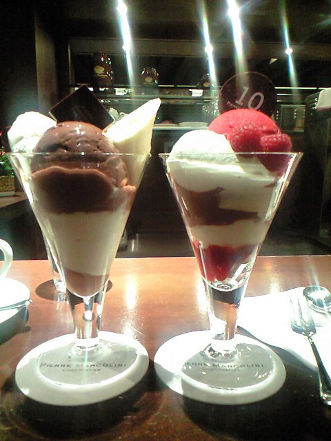 左が定番のチョコレートパフェ、右が10周年記念のパフェ。