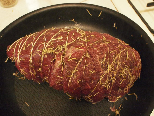 オーブンで焼く時はローズマリーは焦げるのでオーブンに入れる前にできるだけ落とす。