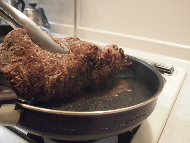 トングは肉料理の必需品。