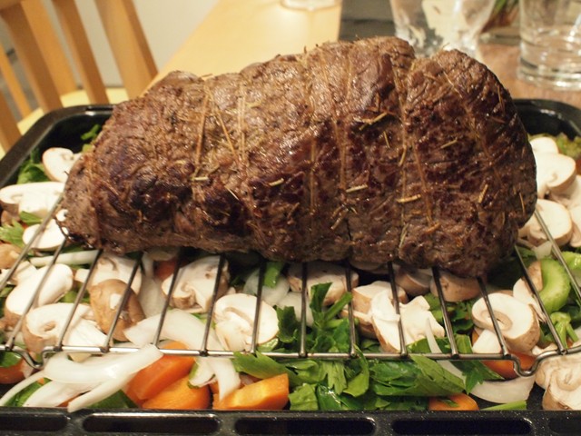 その上に肉を置いて…