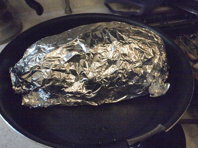 アルミホイルでぴったりくるんで肉を休ませる。