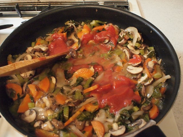 野菜を最初に炒めておいた方がしんなりして味がよく出るし、ソースにした時に味が調和する。