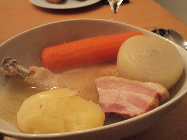 具材とスープは本来別々に出すらしいけど、まあ家庭だし、両方食べるんだし、一緒ででも。