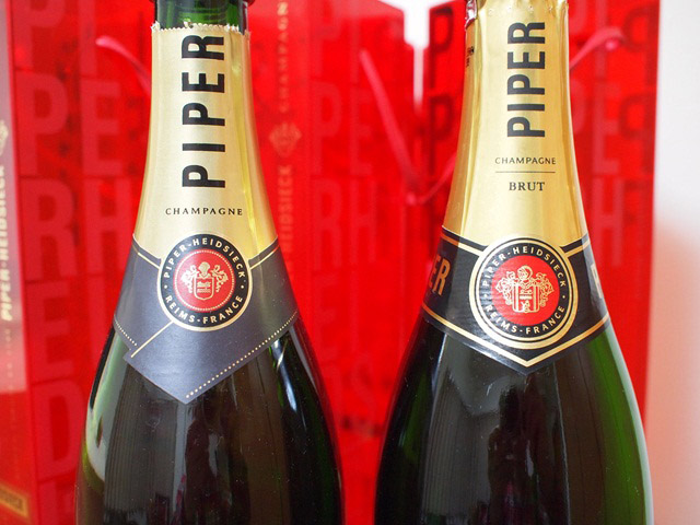 リボンがけに見立てたボトルの首の部分。ちょっとリボンが大きくなった。