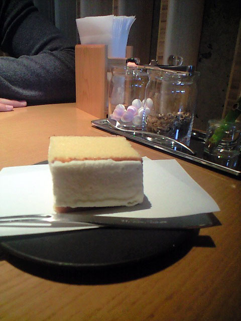 アイスを薄いカステラで挟んだ菓子。