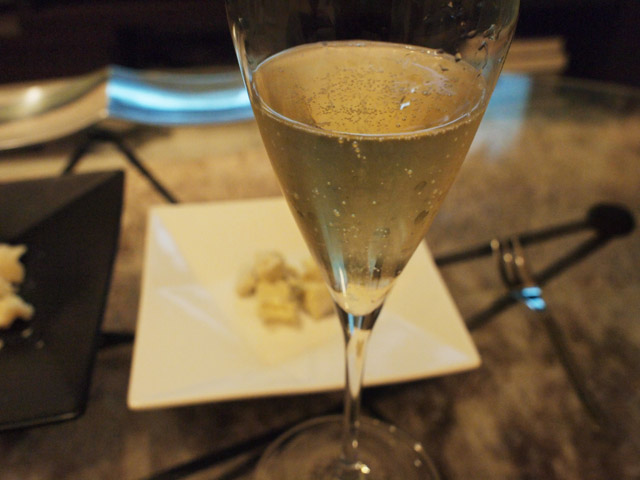 淡い色。泡は穏やかに立ち、細かい。