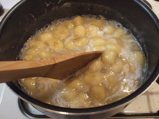 大きいかなと思ったら適当に木べらでつぶす。