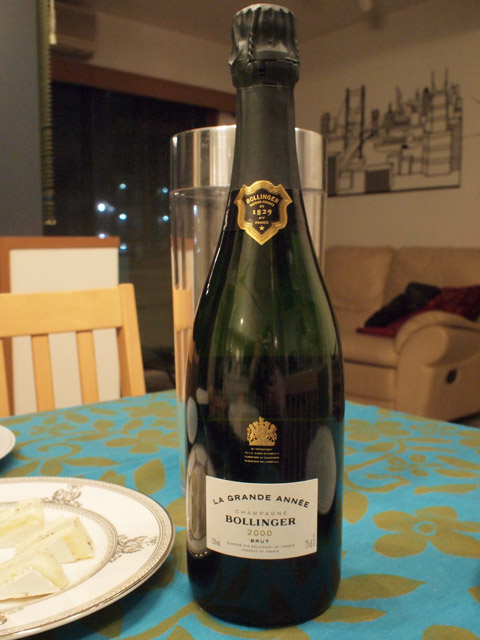 濃い緑色のボトル。