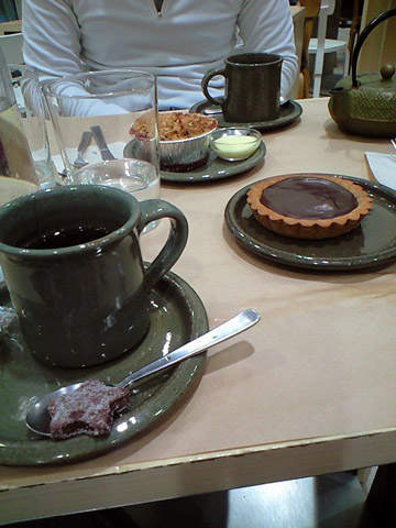 Rose Bakeryカフェにて。メニューもなかなか凝っていてよかった。お茶は鉄瓶で出される。