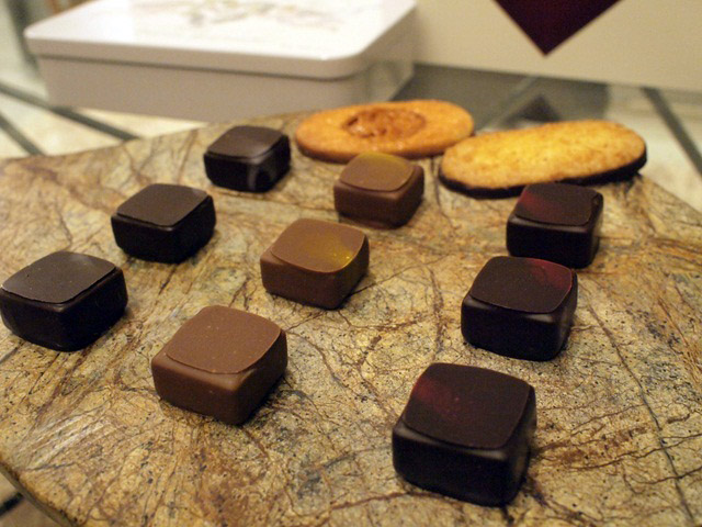 石を切り出した皿に移し換えて。