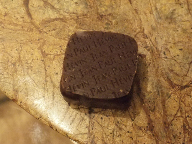 ふと裏返すと、ロゴが刻まれている。芸が細かい。そしてこちらを表にしそうなのに、裏側というのが奥ゆかしくていい。