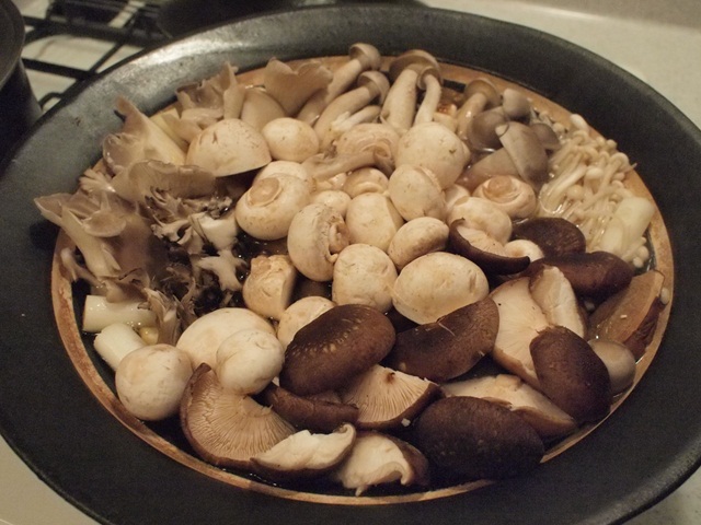 きのこ以外の材料を鍋に入れて煮立てたら、きのこ投入。あふれるほどでもかさが減るのでこれでOK。