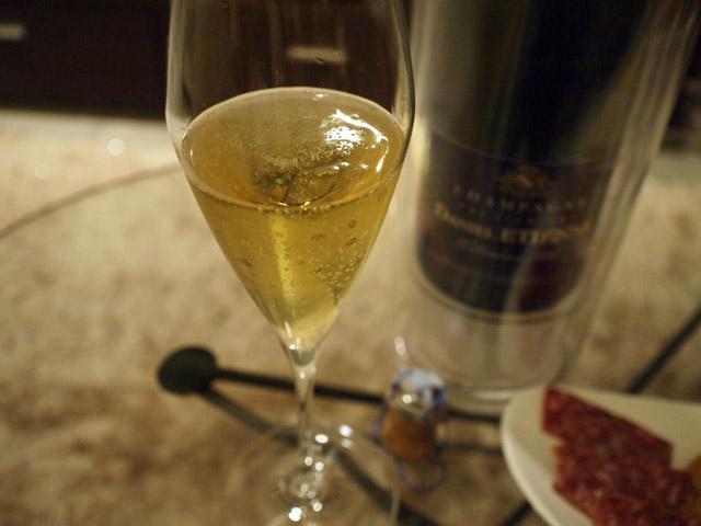 注ぐとこんな感じ。シャンパーニュを写すのがちょっとうまくなってきた？（笑）