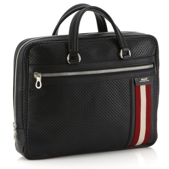 バリー。ストライプだけで十分アイコニックなのにそこに金文字でブランド名を入れるようになった。バリーのバッグはいくつか使っているのだが、余計なことをしてくれた。