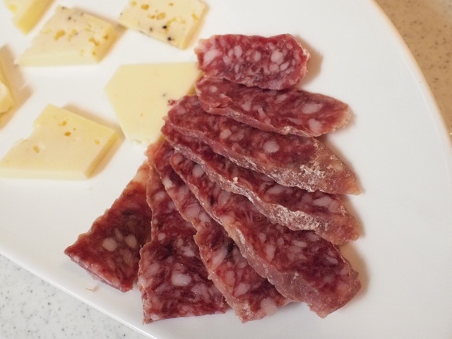 中身の見た目は普通。ちなみに横のはトリュフゴーダ。